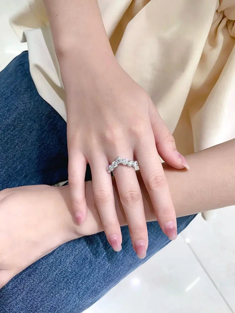18K White Gold Diamond V Ring - La Maison Val D'or
