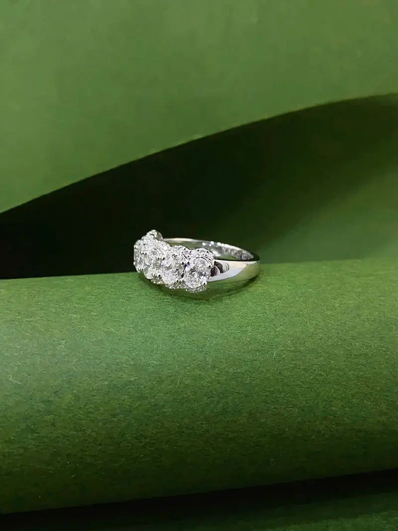 Oval Diamond Ring in 18K Gold - La Maison Val D'or