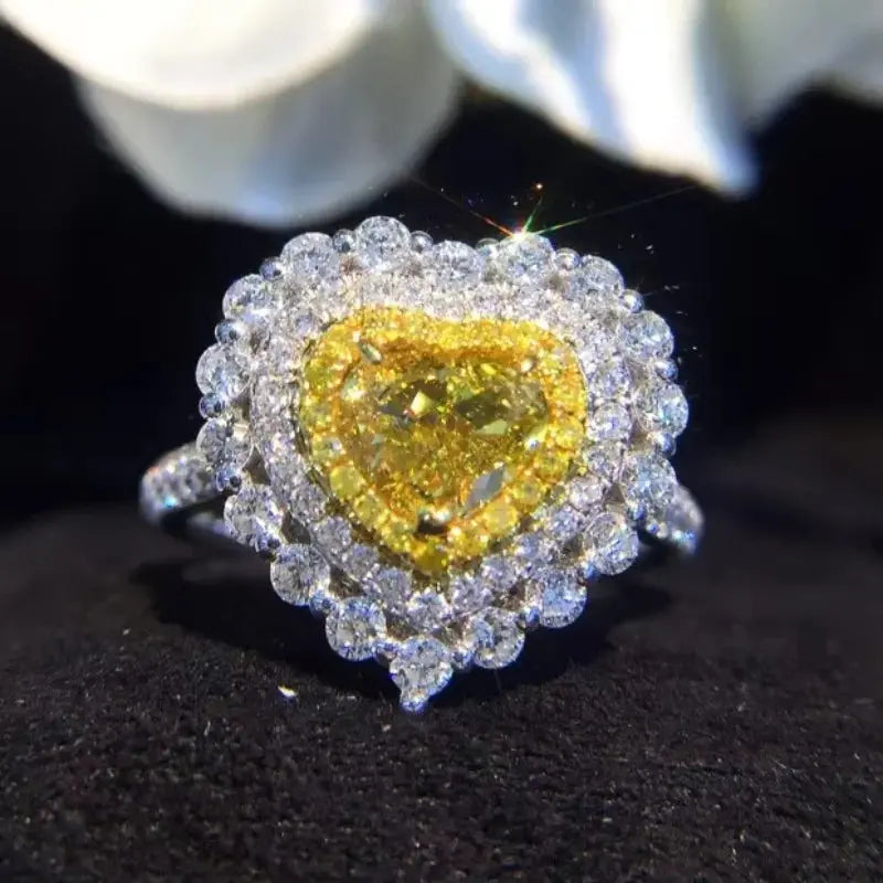 18K Gold Natural Diamond Ring - La Maison Val D'or