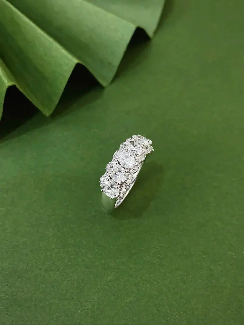 Oval Diamond Ring in 18K Gold - La Maison Val D'or