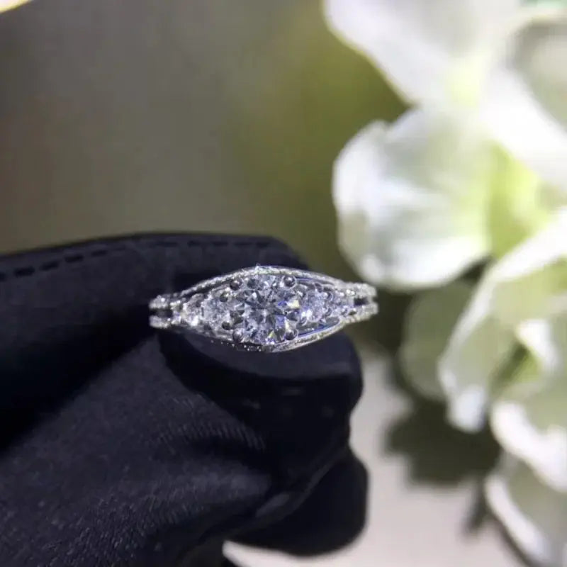 18K Gold Natural Diamond Ring - La Maison Val D'or