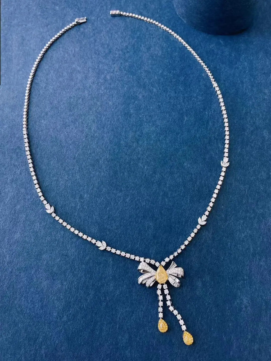 18K Gold Yellow Diamond Pendant - La Maison Val D'or