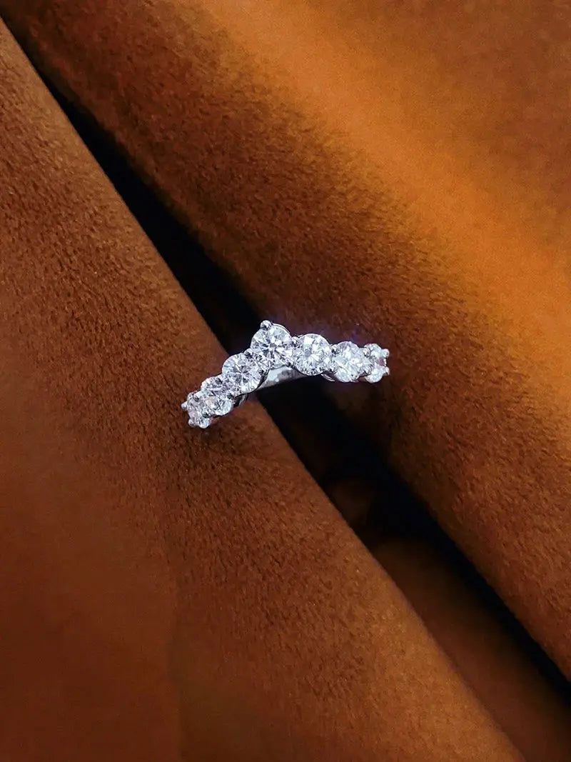 18K White Gold Diamond V Ring - La Maison Val D'or