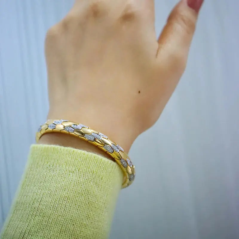 18K Gold Diamond Bangle - La Maison Val D'or