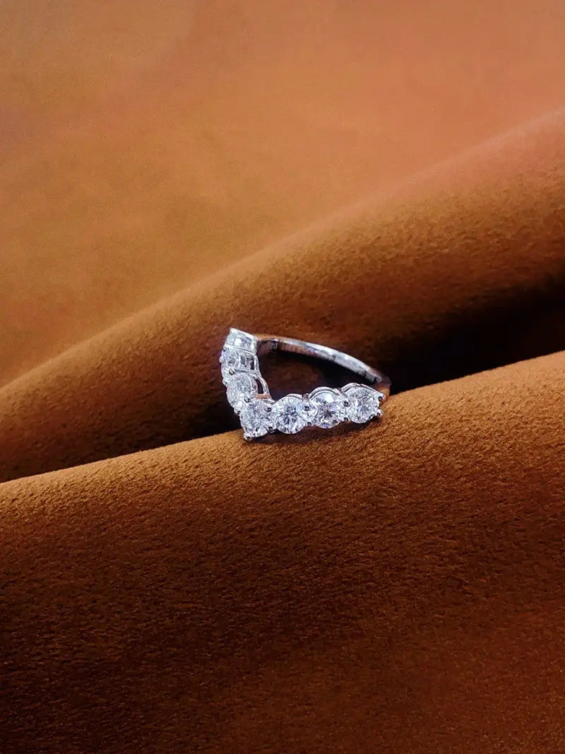 18K White Gold V Diamond Ring - La Maison Val D'or