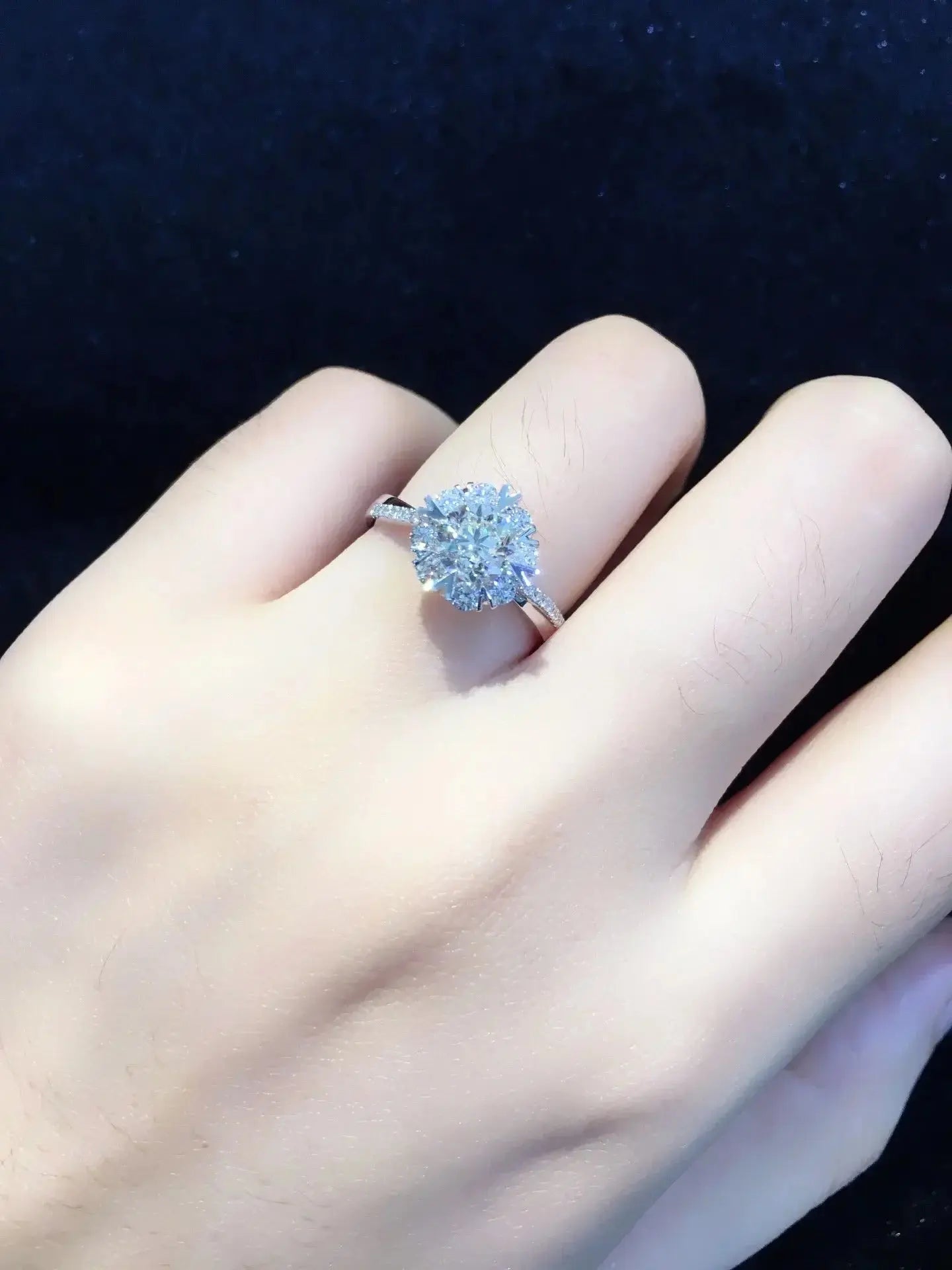 18K Gold Natural Diamond Ring - La Maison Val D'or