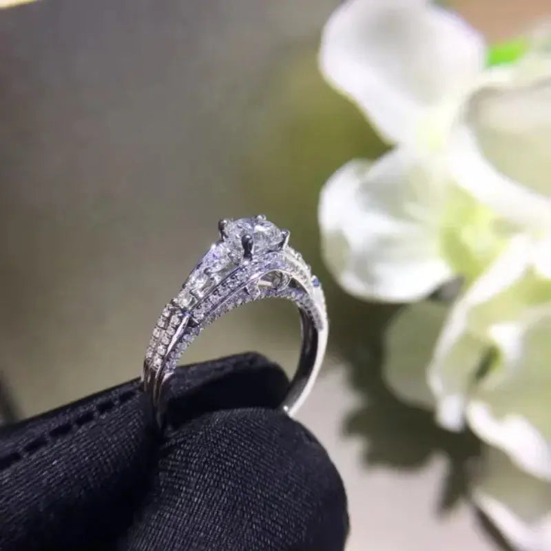 18K Gold Natural Diamond Ring - La Maison Val D'or