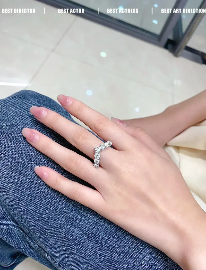 18K White Gold Diamond V Ring - La Maison Val D'or