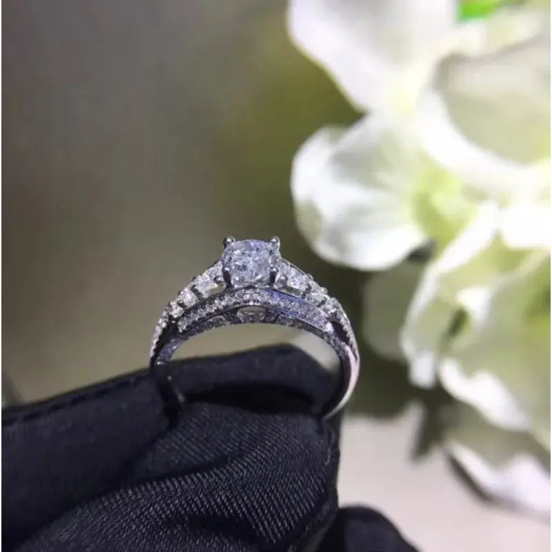 18K Gold Natural Diamond Ring - La Maison Val D'or